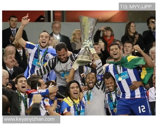 足球球星看台聚焦球迷热情与明星互动引发全场激情四溢