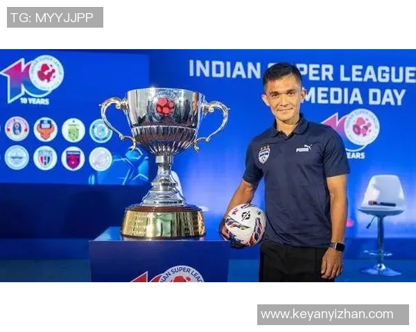 退休足球球星重返赛场展开友谊赛 展现昔日辉煌与传奇对决